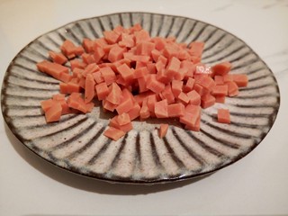 3、炒饭秀什锦蛋炒饭,火腿肠切小丁