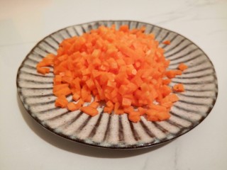 5、炒饭秀什锦蛋炒饭,胡萝卜先切片，再切丁