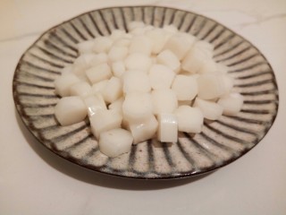 6、炒饭秀什锦蛋炒饭,年糕买的是圆柱形的，切小丁