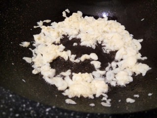 8、炒饭秀什锦蛋炒饭,鸡蛋加少许细盐，打散，锅里放少许油，油热再下鸡蛋液，开大火，用筷子迅速不断搅拌，成颗粒状，盛盘里