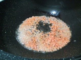 9、炒饭秀什锦蛋炒饭,下胡萝卜煸炒，煸炒至断生