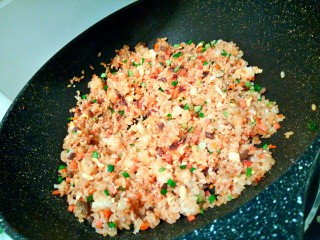 13、炒饭秀什锦蛋炒饭,加三勺生抽，翻拌均匀，撒葱花起锅。