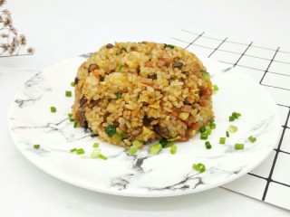 14、炒饭秀什锦蛋炒饭,配料绝对足，也可以加自己爱吃的配料，丰富口感！