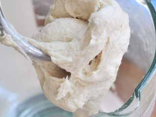 1、鸭肉卷饼,面粉里加入开水，揉成团。