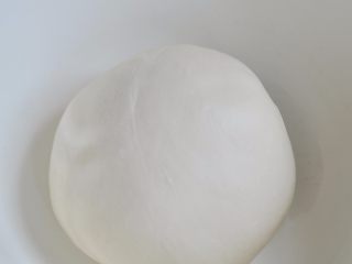 2、鸭肉卷饼,揉圆后静置半小时。