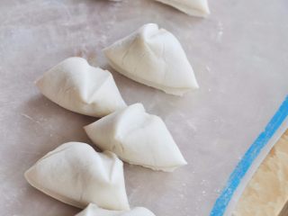 3、鸭肉卷饼,将面团搓成长条状，切成小剂子。