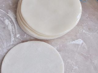 5、鸭肉卷饼,将面片摞起来，每片上面要刷一层油，这样蒸好后才可以分开。