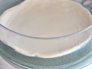 6、鸭肉卷饼,再将堆叠的片面擀大些，放入蒸锅中蒸10分钟。