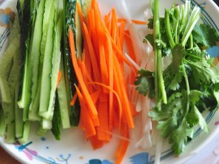 7、鸭肉卷饼,将黄瓜、胡萝卜、葱切丝，香菜切段。