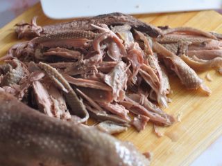 8、鸭肉卷饼,将煲过汤的鸭子剔下肉来，切成丝。