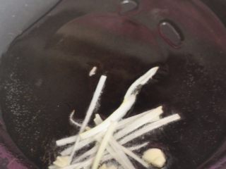 9、鸭肉卷饼,锅里倒入油后，放入葱、蒜爆香。