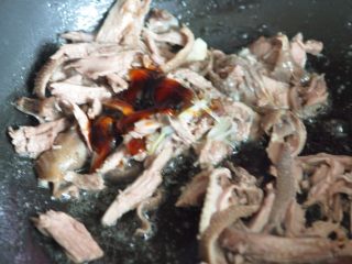 11、鸭肉卷饼,加入盐、蚝油即可。