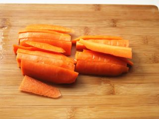 1、胡萝卜虾饺,胡萝卜洗净去皮，切成细条。