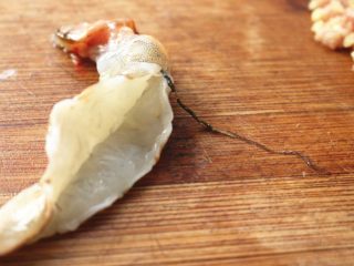 6、胡萝卜虾饺,开背，除去虾肠。