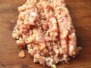 7、胡萝卜虾饺,肉切小块，和一些姜一起剁碎。
