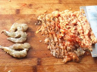 8、胡萝卜虾饺,一半虾剁成虾泥和肉混合，一半留着切成块，这样吃的时候会吃到块状的虾肉。