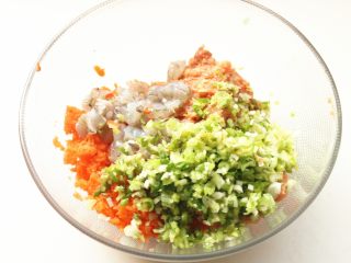 10、胡萝卜虾饺,加入葱末。