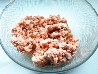 14、胡萝卜虾饺,先用筷子搅成絮状，我不太喜欢又开始就用手和面，会弄的手上黏糊糊，特别难受。