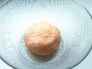15、胡萝卜虾饺,再用手揉成面团，最好醒发一会，醒发的时候要用保鲜膜盖严，否则表面会风干。我还同时活了个白面团。
