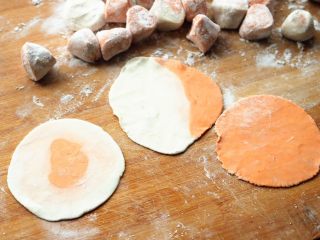 18、胡萝卜虾饺,擀成薄薄的饺子皮，还有两种彩色的都很简单，一看就明白。