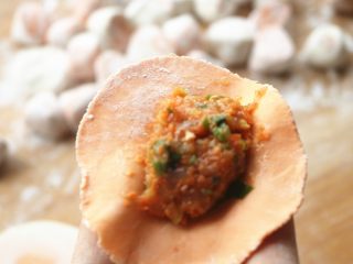 19、胡萝卜虾饺,取一个饺子皮，包入适量馅料，如果不数量就少放一些馅，就很好包了。