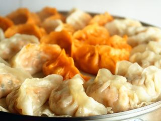24、胡萝卜虾饺,蒸好的虾饺，颜色更漂亮了。