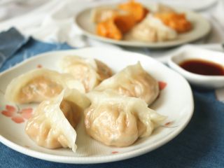 25、胡萝卜虾饺,白色的，皮透透的，隐约可见馅料的粉红，我觉得很漂亮。