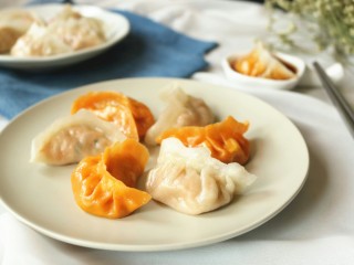 27、胡萝卜虾饺,胡萝卜汁的颜色也很漂亮。