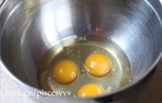 5、菠菜奶油蛋糕卷,全蛋磕入无水无油的盆中。