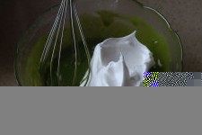 8、菠菜奶油蛋糕卷,取三分之一打好的蛋白，放入蛋黄糊内，用蛋抽混合均匀。