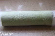 13、菠菜奶油蛋糕卷,将蛋糕卷起，入冰箱冷藏半小时，定型后切去蛋糕卷边缘不平整的部分。