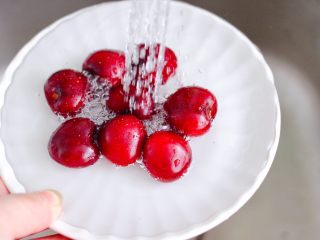 3、车厘子草莓冰奶昔,车厘子也用淡盐水浸泡一会儿，再用自来水冲洗干净。