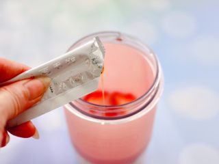 9、车厘子草莓冰奶昔,加入蜂蜜。