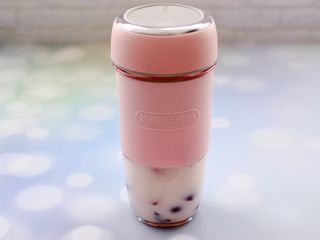 11、车厘子草莓冰奶昔,把所有的食材混合均匀后。