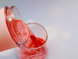 13、车厘子草莓冰奶昔,冰爽可口又酸酸甜甜的车厘子草莓冰奶昔做好了，倒入杯子里即可。