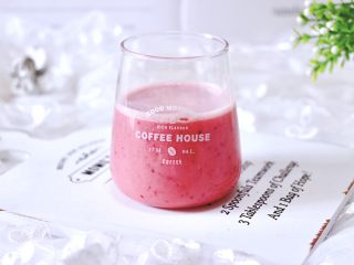 14、车厘子草莓冰奶昔,营养丰富又颜值担当。