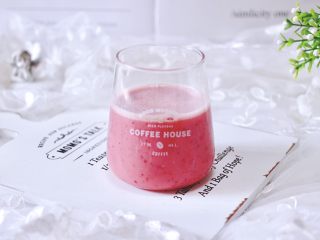 15、车厘子草莓冰奶昔,好喝到没朋友，一杯根本不够喝的，嘻嘻，我一口气榨了两杯喝。