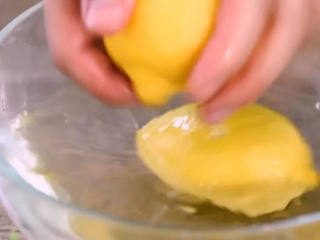 1、世界杯饮品特辑——百香果柠檬蜂蜜,柠檬用盐水洗净