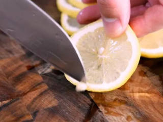 2、世界杯饮品特辑——百香果柠檬蜂蜜,再将柠檬切片，去籽备用 