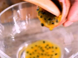 3、世界杯饮品特辑——百香果柠檬蜂蜜,百香果切半，取出果肉 