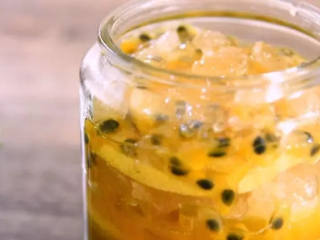 4、世界杯饮品特辑——百香果柠檬蜂蜜,取密封罐，一层柠檬，一层百香果，一层蜂蜜，一层冰糖，装满 