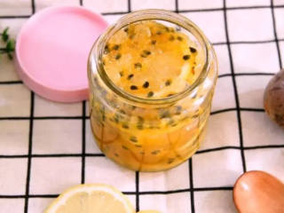 5、世界杯饮品特辑——百香果柠檬蜂蜜,密封，放入冰箱，三天后即可泡水饮用