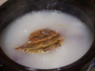 4、海蟹粥,10.然后下入腌制好的梭子蟹继续中火煲10分钟，继续搅拌