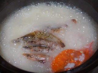 5、海蟹粥,11.待梭子蟹颜色变红，下入处理干净的基围虾和蟹一起煲8分钟