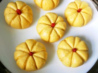 14、南瓜饼,用枸杞做蒂把，放锅中蒸10分钟。