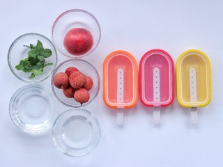 1、蜜桃荔枝薄荷冰棒,准备所需食材。