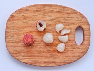 3、蜜桃荔枝薄荷冰棒,荔枝剥壳去核撕小块。