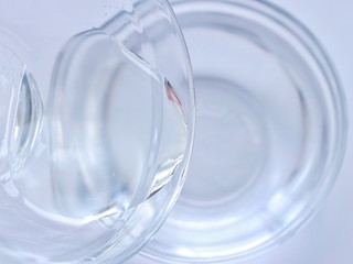 4、蜜桃荔枝薄荷冰棒,苏打水加入果糖搅拌均匀备用。