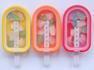 7、蜜桃荔枝薄荷冰棒,盖上盖子放入冰箱冷冻10小时以上即可食用。