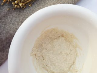 5、当主食一次可以吃三个的法棍面包,用筷子搅拌均匀之后，盖上保鲜膜室温发酵两个小时左右。